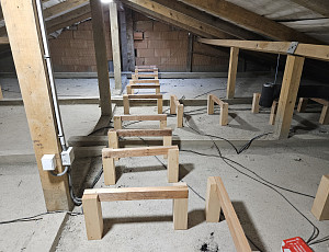 Zateplení stropu rodinného domu pomocí foukané izolace